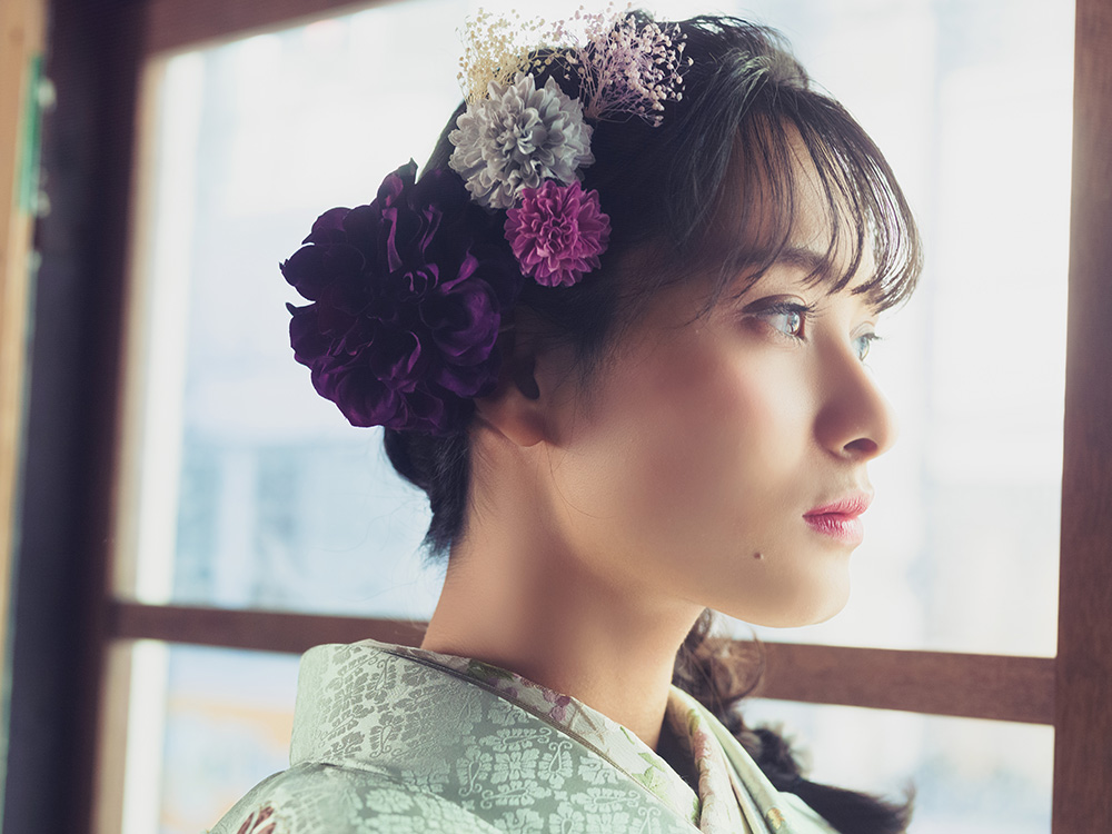 くすんだ色味の振袖を着た女性
