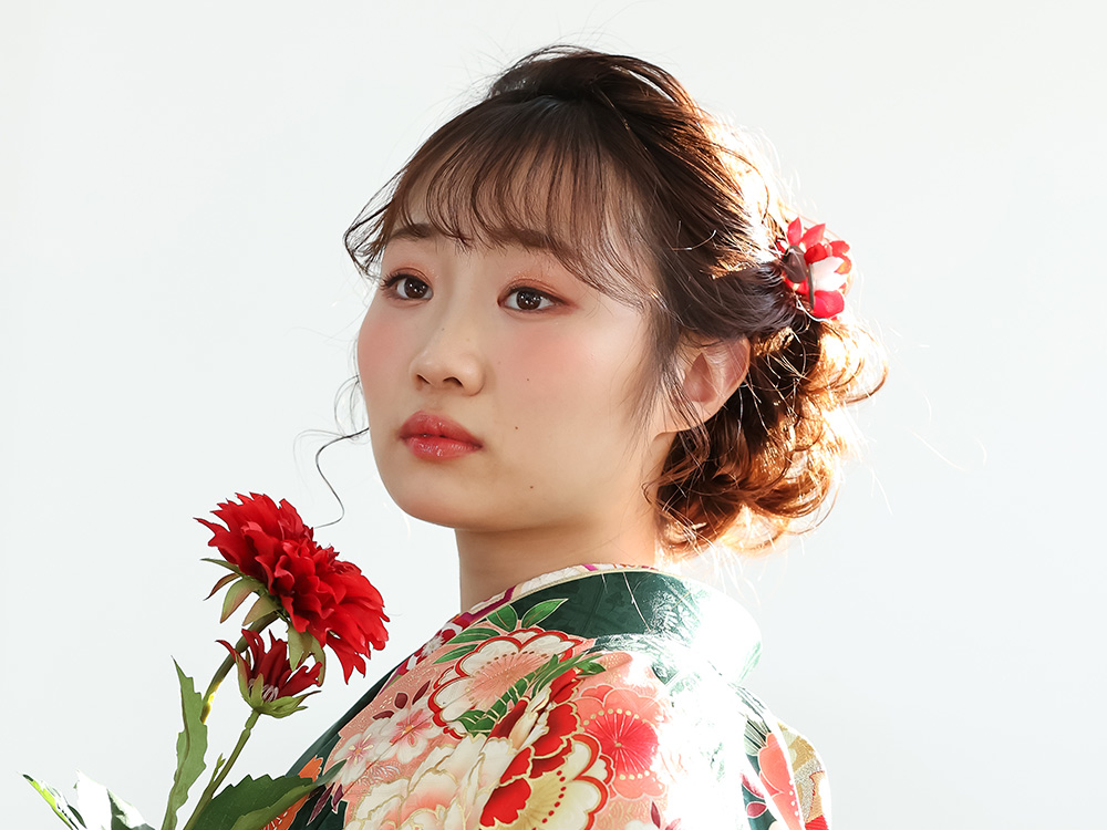 緑の振袖を着た女性