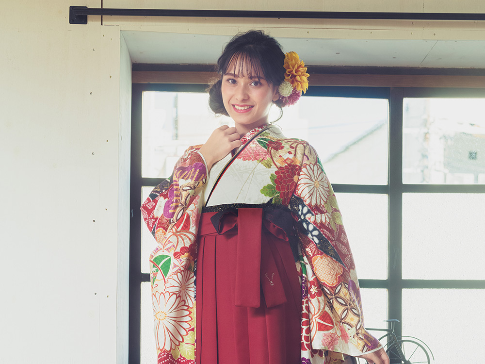 赤い袴を着た女性