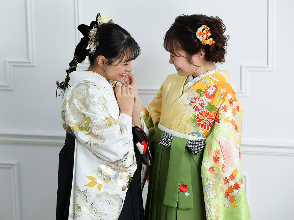 袴を着た2人の女性