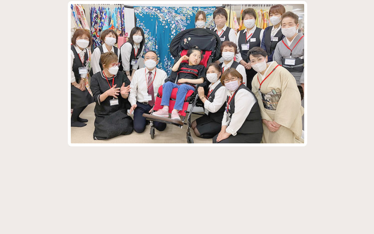 佐沼屋スタッフと車椅子のお客様