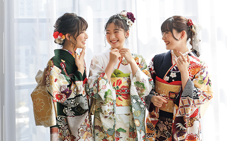 「この振袖かわいい!」と思って選んだのに、実際に着てみたらなんだかしっくりこない…。振袖選びでは、そんな“イメージ違い”が意外と多くあります。特に最近はSNSで振袖を探す人が増えているため、写真だけで決めてしまい後悔するケースも少なくありません。振袖は、試着して初めてわかることがたくさんあります。似合う色、写真映えする柄、スタイルがきれいに見えるバランスなど、実際に着ることで見えてくるポイントはとても重要です。この記事では、成人式で「この振袖にしてよかった」と思えるよう、試着で失敗しないためのポイントをわかりやすくお伝えします。3