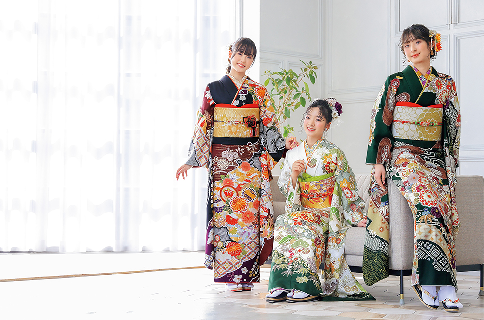 「この振袖かわいい!」と思って選んだのに、実際に着てみたらなんだかしっくりこない…。振袖選びでは、そんな“イメージ違い”が意外と多くあります。特に最近はSNSで振袖を探す人が増えているため、写真だけで決めてしまい後悔するケースも少なくありません。振袖は、試着して初めてわかることがたくさんあります。似合う色、写真映えする柄、スタイルがきれいに見えるバランスなど、実際に着ることで見えてくるポイントはとても重要です。この記事では、成人式で「この振袖にしてよかった」と思えるよう、試着で失敗しないためのポイントをわかりやすくお伝えします。2